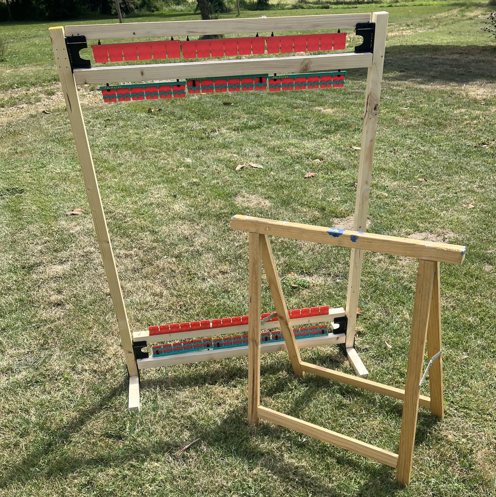 comparaison entre cadre de harpe électrique anti-frelon asiatique ApiHarpe monté et harpe treteau