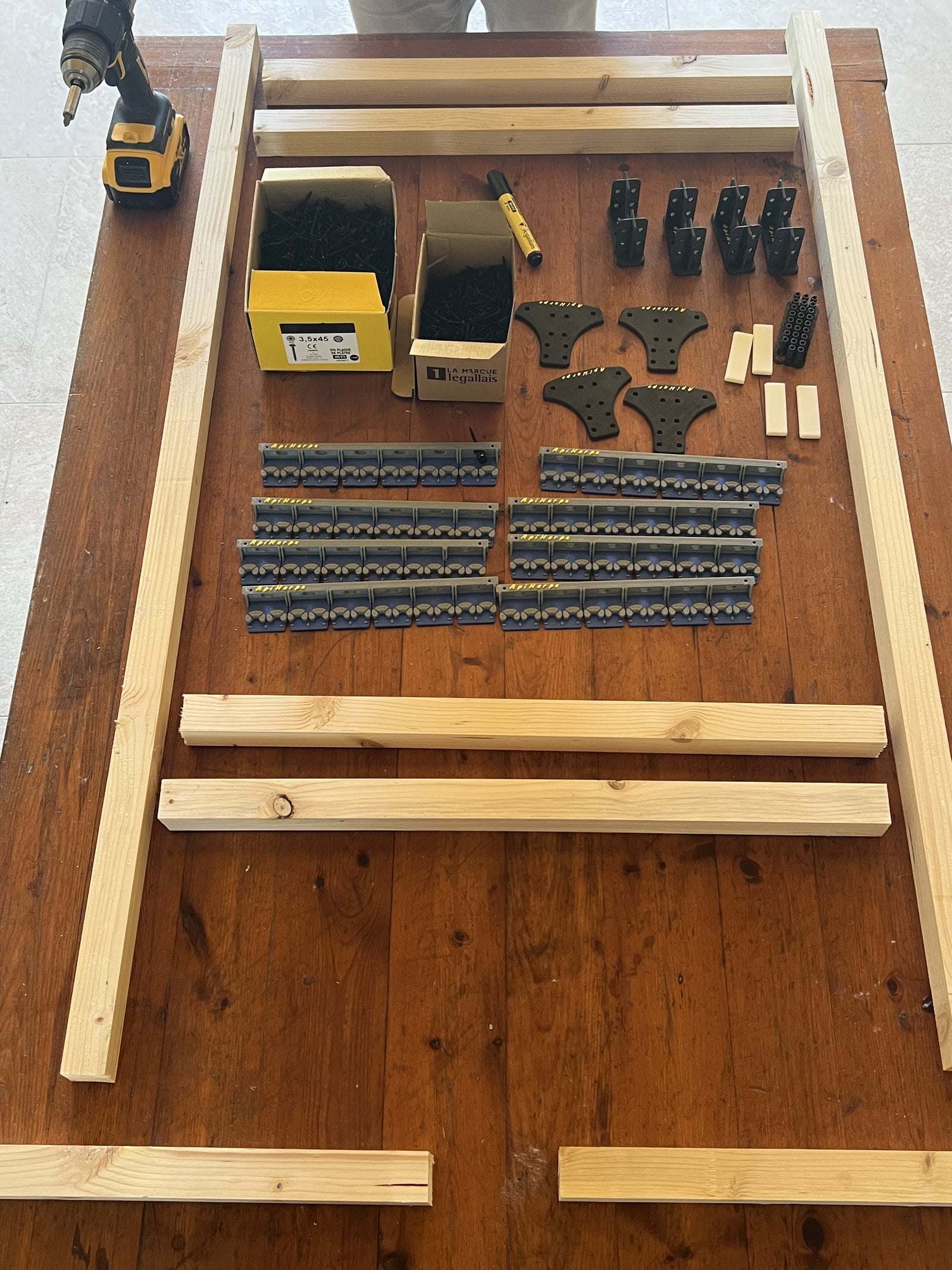 Préparation d'un kit ApiHarpe 8 modules avant montage sur harpe électrique anti-frelons asiatiques